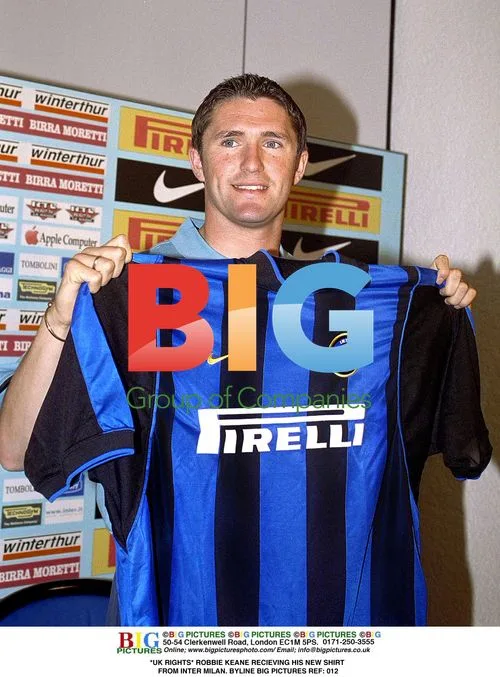 Robbie Keane Receives New Inter Milan Shirt