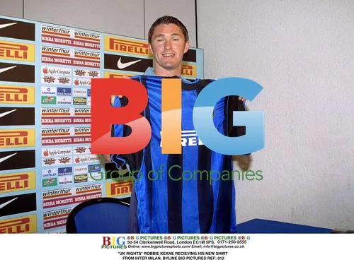 Robbie Keane Receives New Inter Milan Shirt