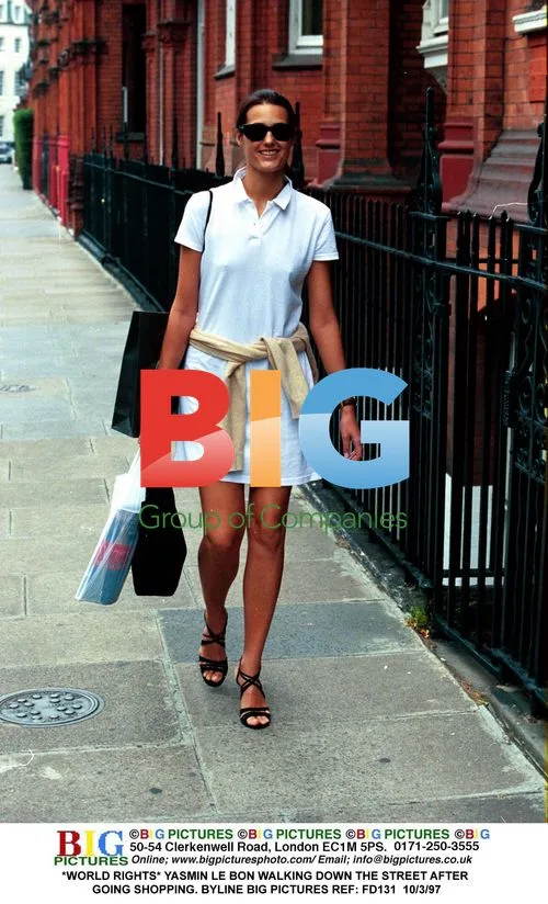 YASMIN LE BON WALKING AFTER SHOPPING