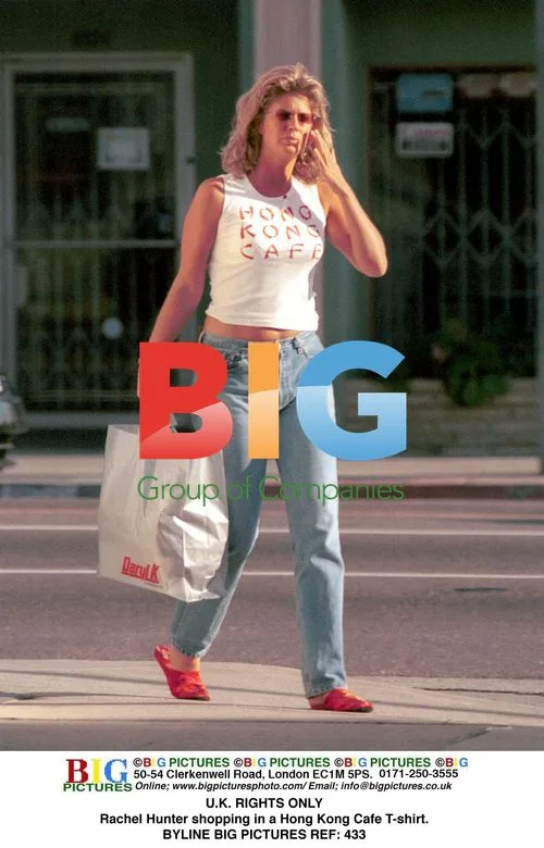 Rachel Hunter shopping in Hong Kong Cafe T-shirt
