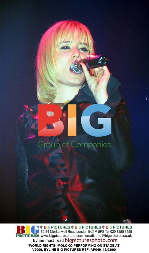 MOLOKO PERFORMING ON STAGE AT V2000
