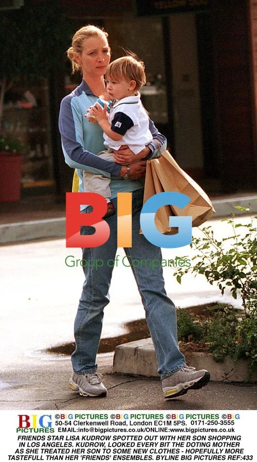 LISA KUDROW OUT WITH SON