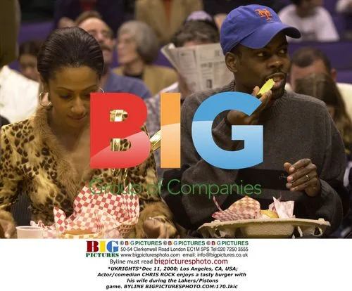 Chris Rock enjoys burger with wife at Lakers-Pistons game