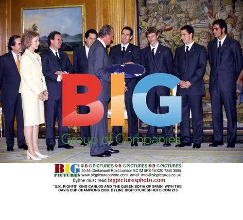 KING CARLOS & QUEEN SOFIA WITH DAVIS CUP CHAMPIONS 2000