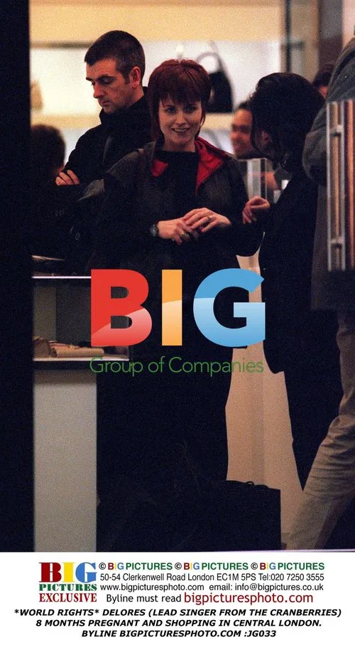 DELORES (THE CRANBERRIES) SHOPPING PREGNANT IN LONDON