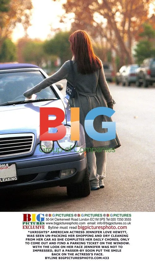 Jennifer Love Hewitt Unpacks Car, Gets Parking Ticket