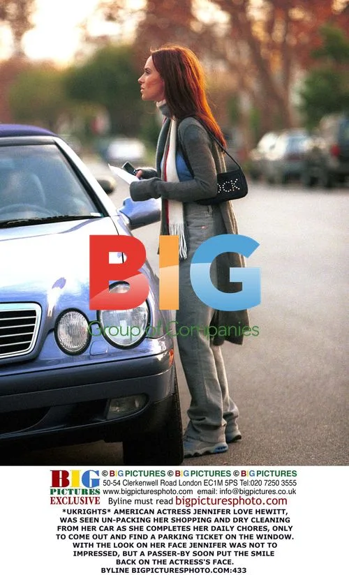 Jennifer Love Hewitt Unpacks Car After Receiving Ticket