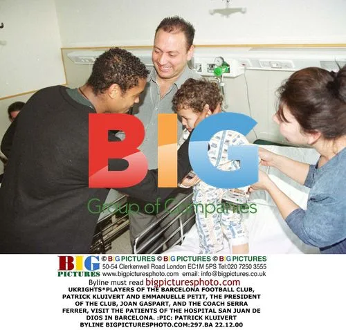 Barcelona FC players visit hospital