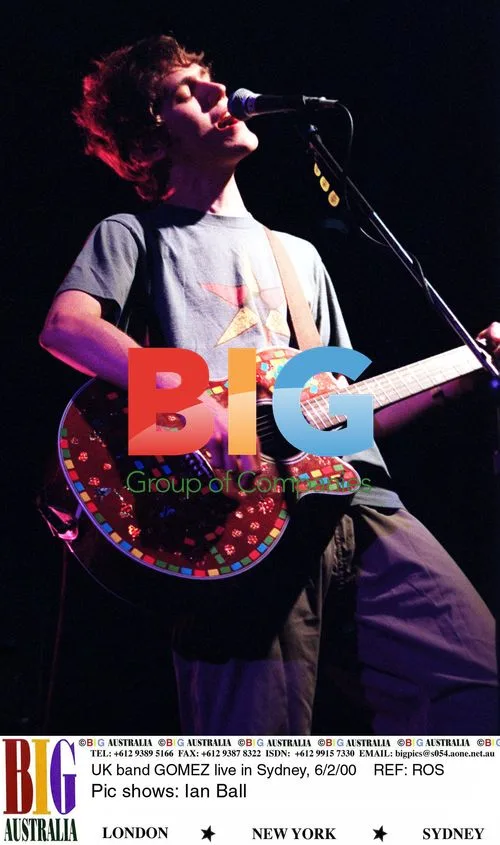 Gomez Performing Live in Sydney
