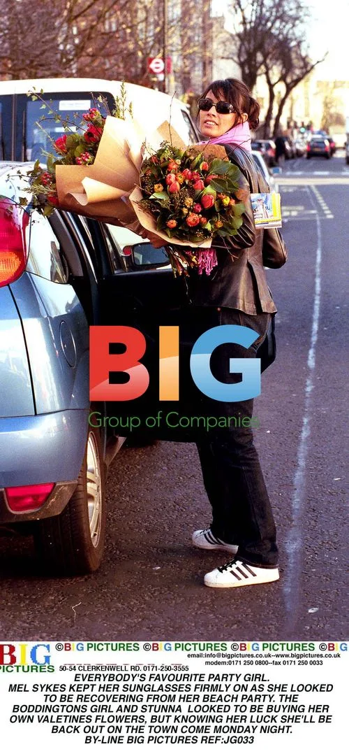 Mel Sykes Seen Buying Flowers