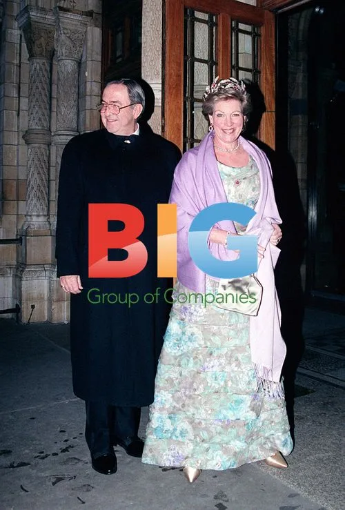 King Constantine arrives at Natural History Museum banquet
