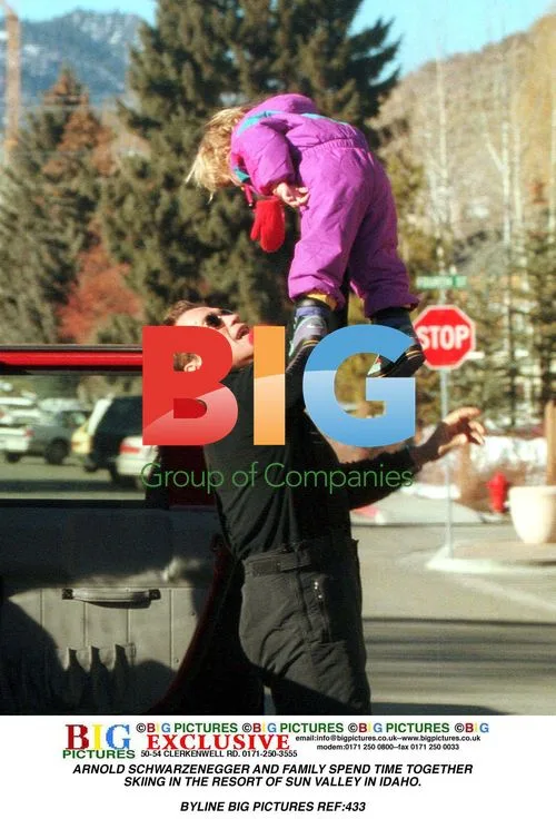 ARNOLD SCHWARZENEGGER FAMILY SKI IN SUN VALLEY