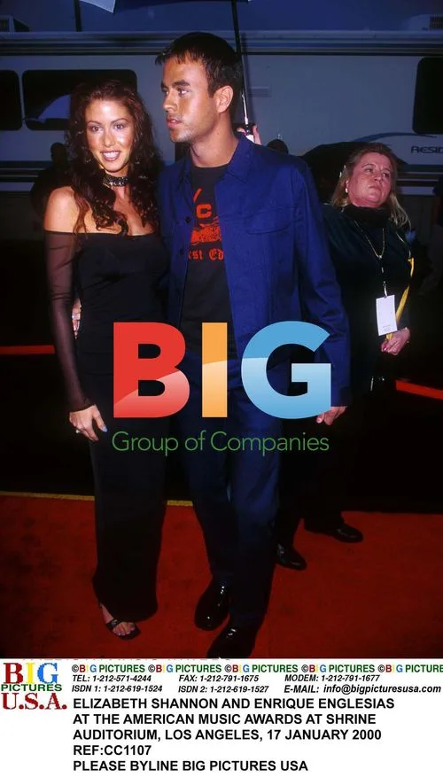 Elizabeth Shannon and Enrique Englesias at 2000 AMAs