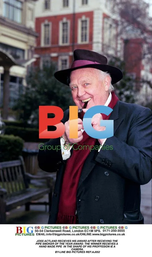 Joss Ackland Receives Pipe Smoker Award
