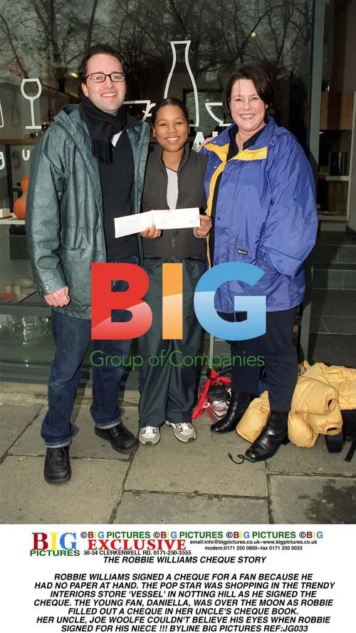 Robbie Williams Signs Cheque for Fan