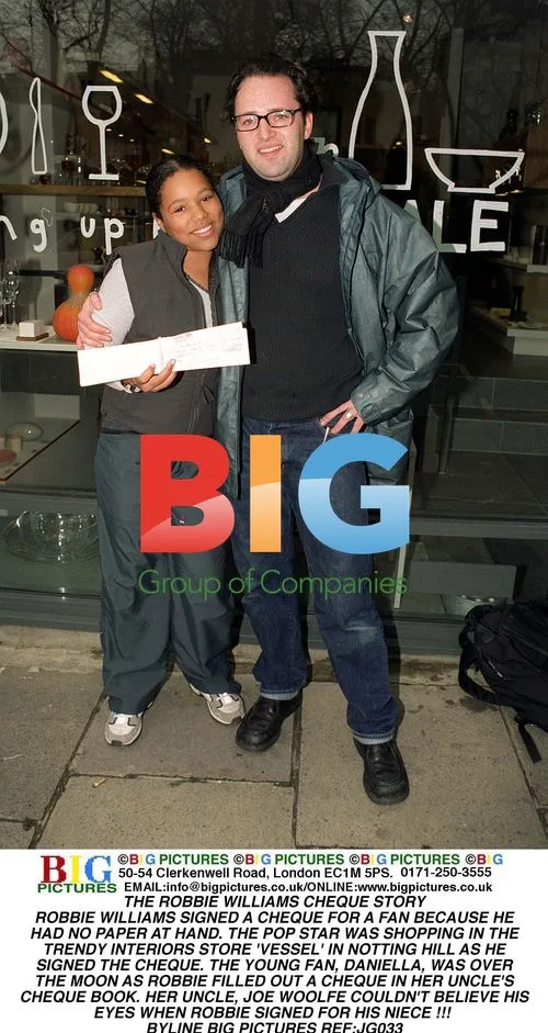 Robbie Williams Signs Fan's Cheque