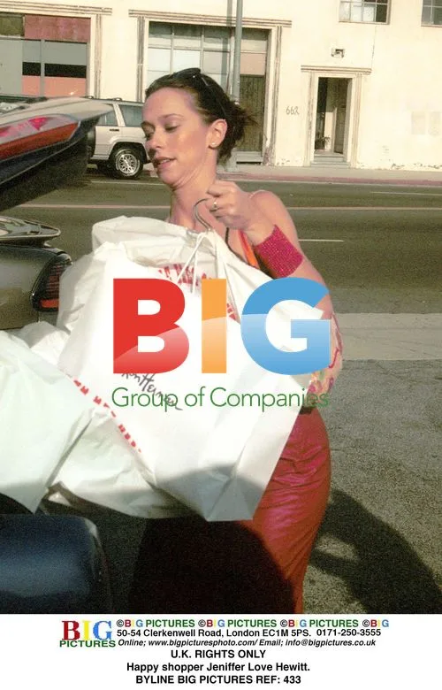 Jeniffer Love Hewitt Happy Shopping