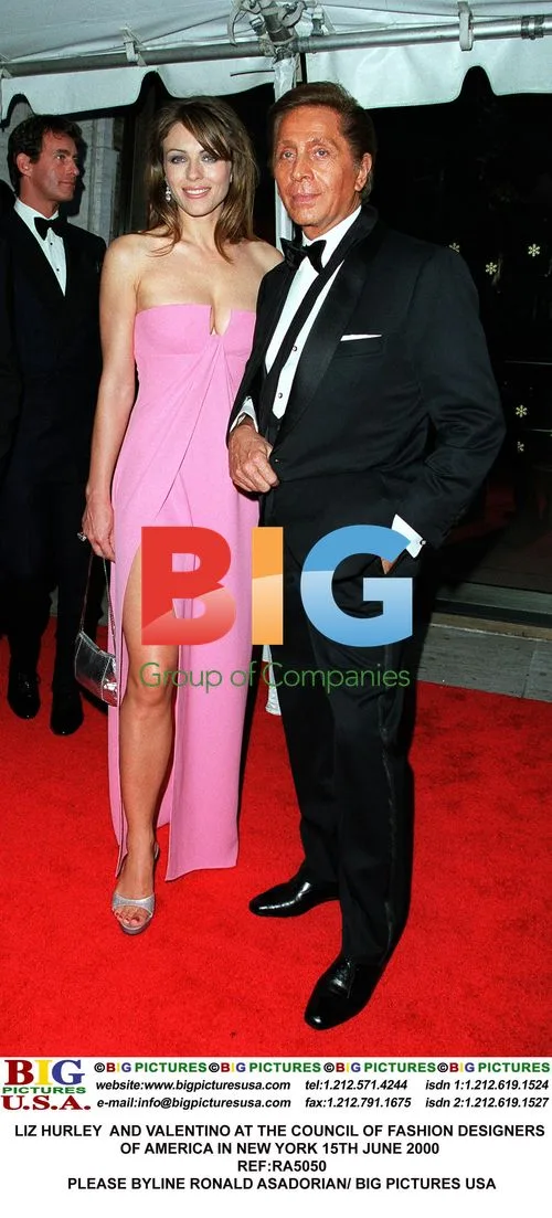 LIZ HURLEY AND VALENTINO AT CFDA AWARDS