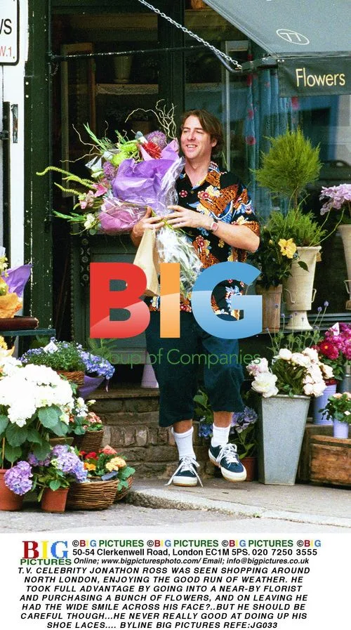 Jonathon Ross Shopping in North London