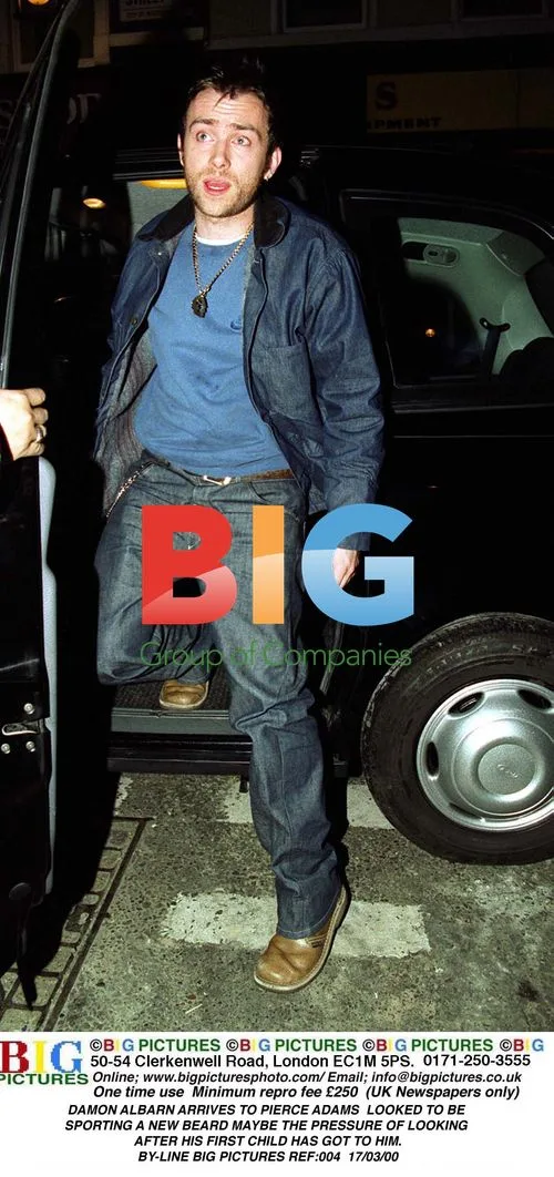 DAMON ALBARN ARRIVES WITH NEW BEARD