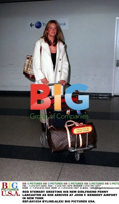 ROD STEWART GREETS NEW GF PENNY LANCASTER AT AIRPORT