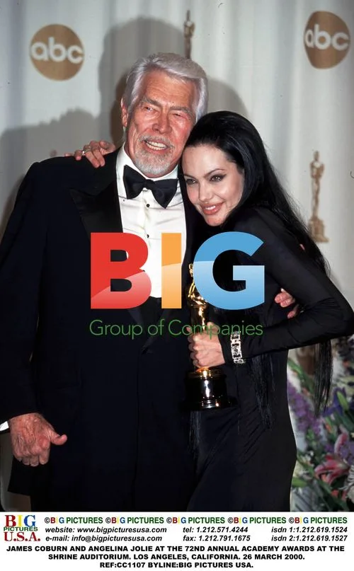 James Coburn and Angelina Jolie at the 72nd Academy Awards