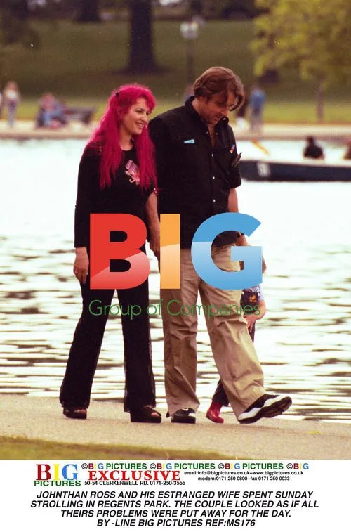 JOHNTHAN ROSS and estranged wife in Regents Park