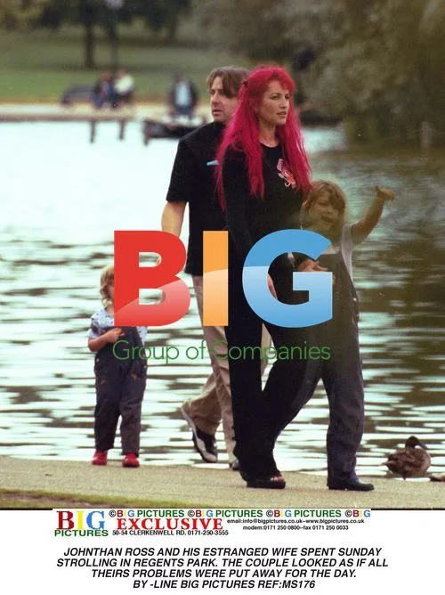 JOHNTHAN ROSS and Estranged Wife Strolling in Regents Park