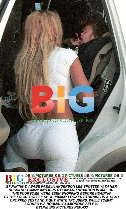 Pamela Anderson Lee Spotted with Family