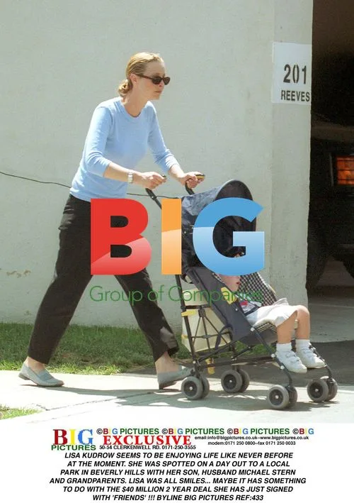 Lisa Kudrow Out With Family