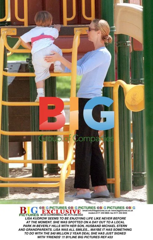 Lisa Kudrow spotted out with family