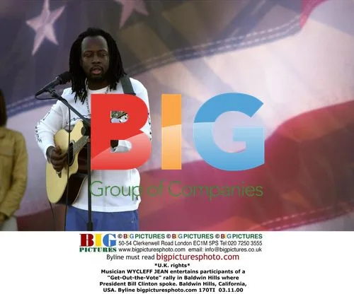 Wycleff Jean entertains at Get-Out-the-Vote rally