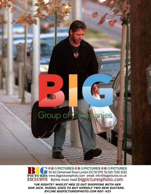 Russel Crowe shopping for guitars