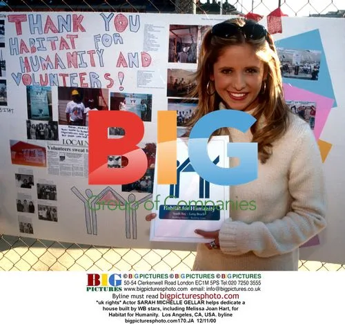 Sarah Michelle Gellar helps dedicate Habitat house
