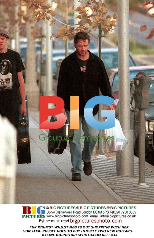 Russel Crowe shopping for guitars