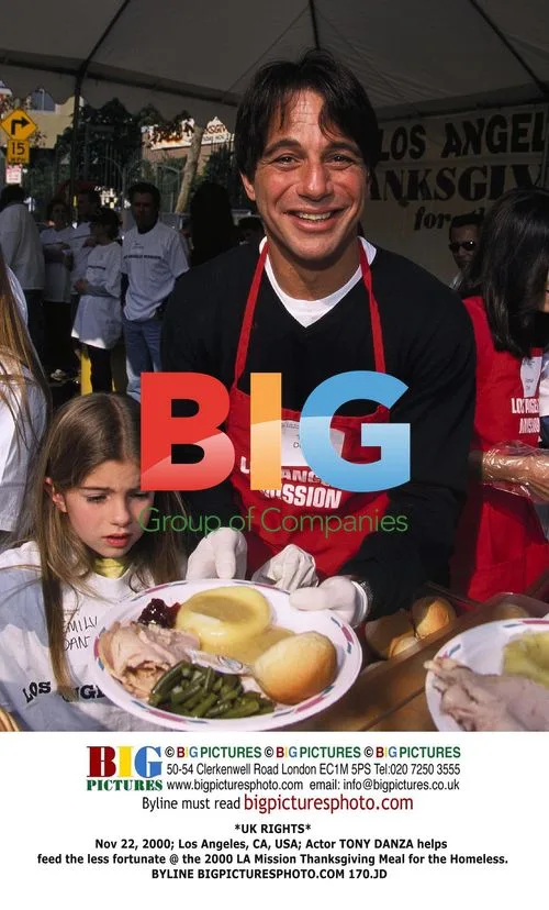 Tony Danza helps feed homeless at LA Mission