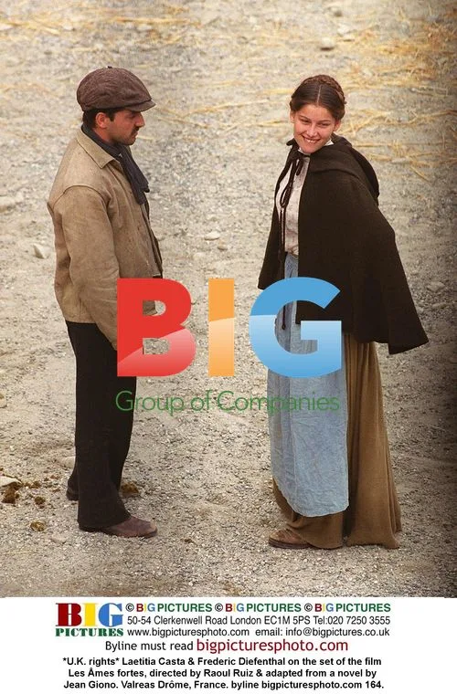 Laetitia Casta & Frederic Diefenthal on Les ames fortes set