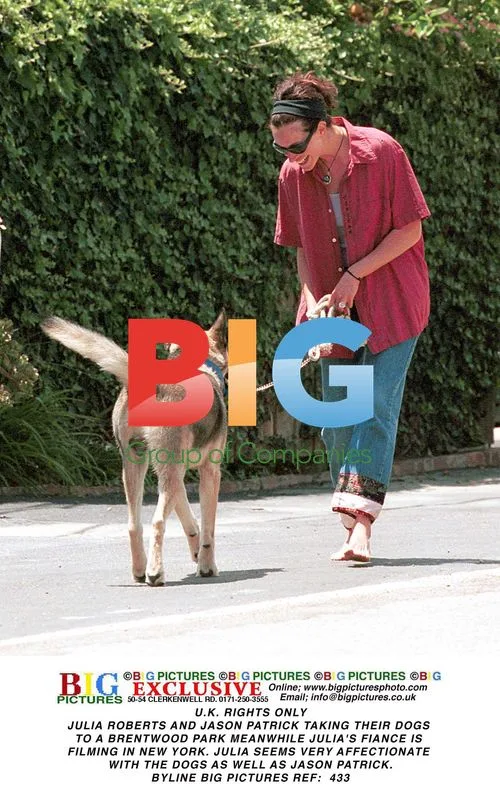 Julia Roberts and Jason Patrick with Dogs