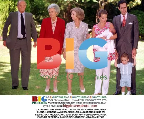 Spanish Royals Pose With Family