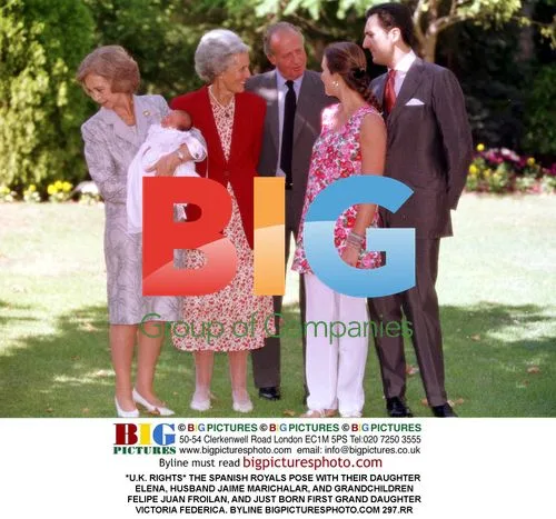 Spanish Royals Pose With Family