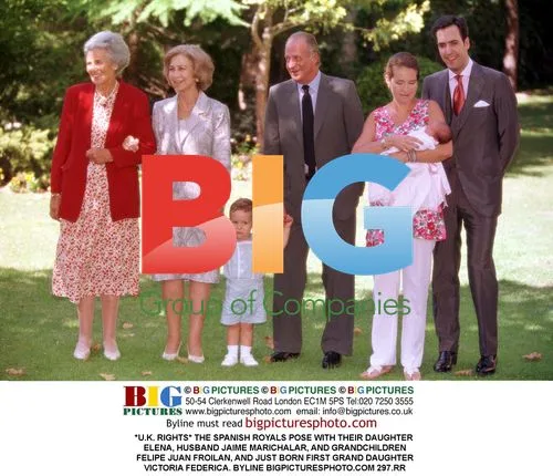 Spanish Royals Pose With Family
