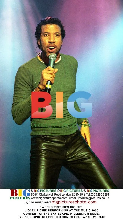 Lionel Richie Performing at The Music 2000 Concert