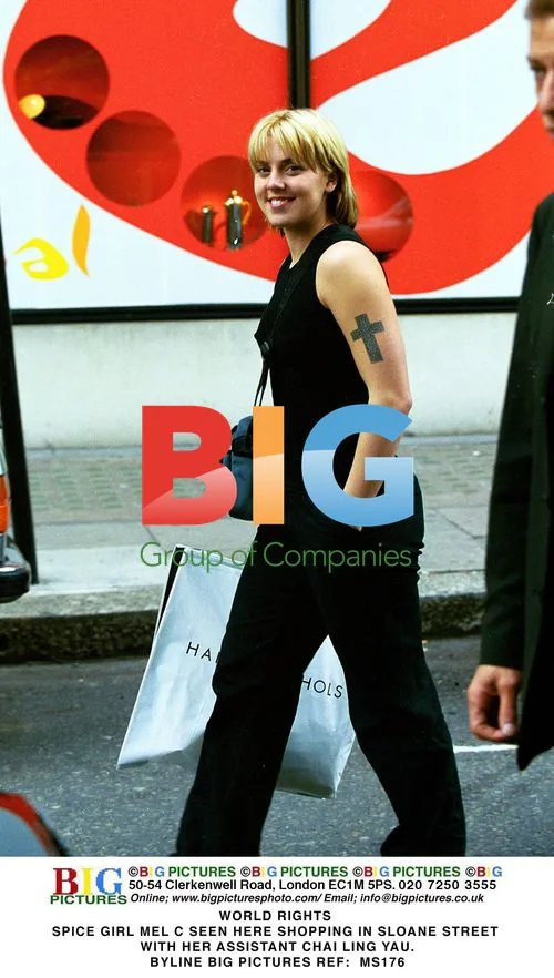 Mel C Shopping on Sloane Street with Assistant