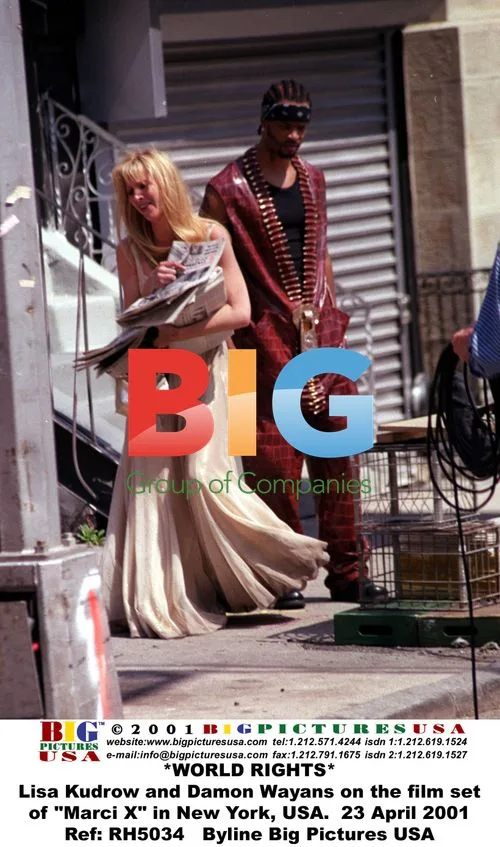 Lisa Kudrow and Damon Wayans on "Marci X" set