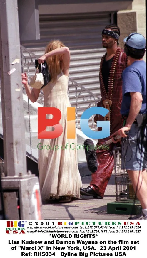 Lisa Kudrow and Damon Wayans on "Marci X" set in NY