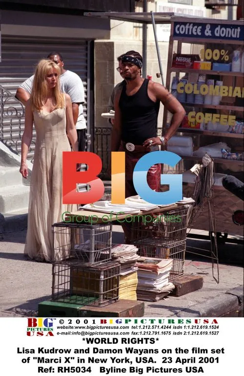 Lisa Kudrow and Damon Wayans on "Marci X" set
