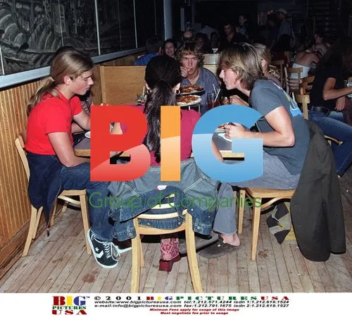 Hanson band members dining with girlfriends