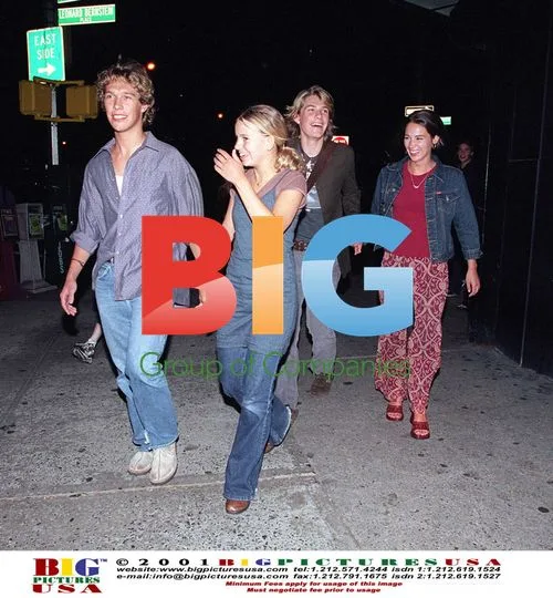 Hanson bandmates dine with girlfriends