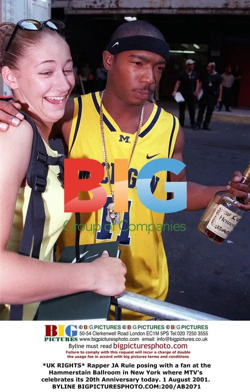 JA Rule posing with fan at MTV 20th Anniversary