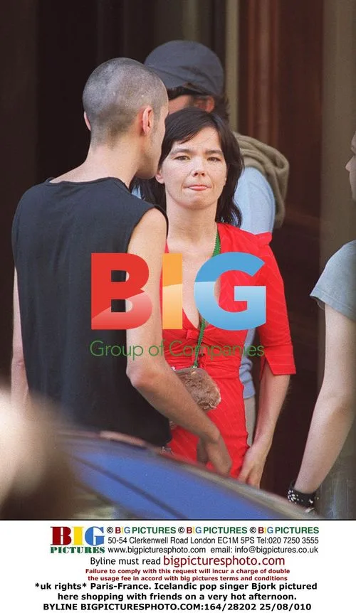 Bjork shopping in Paris with friends